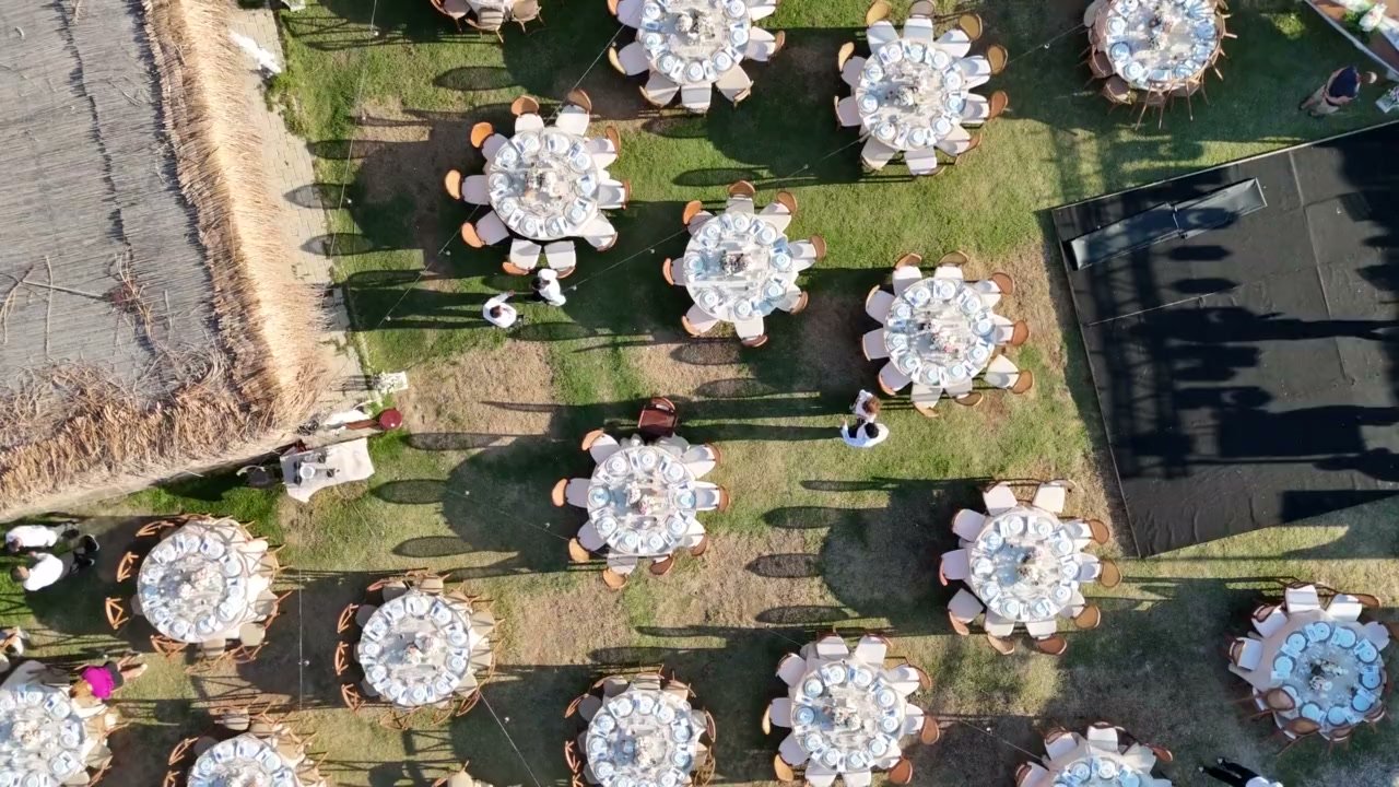 Bahçede kurulmuş davet düzeni, yuvarlak masalar ve sandalyeler tepeden görünüm; Alya Wedding Event organizasyonu